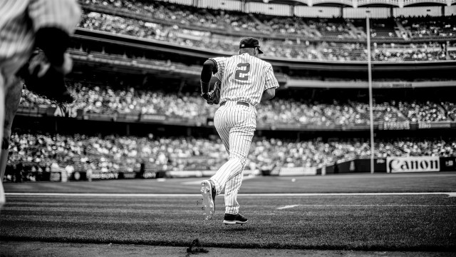 Baseball player running field crowd free wallpaper for desktop - medium preview image