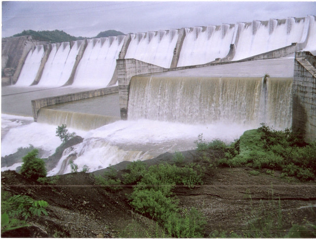 Large waterfall water pouring trees free wallpaper for desktop - medium preview image