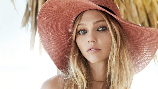 Woman hat palm tree photorealistic free wallpaper for desktop - medium preview image