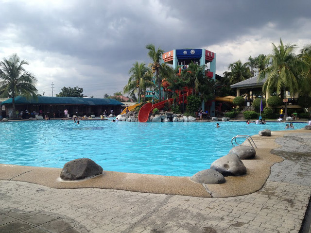 Large pool slide cloudy day free wallpaper for desktop - medium preview image