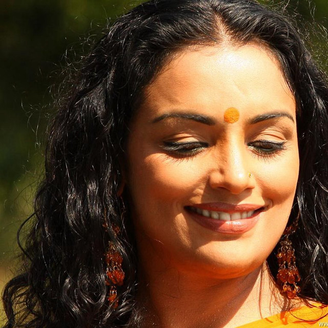 Woman yellow shirt necklace earrings free wallpaper for tablet - medium preview image