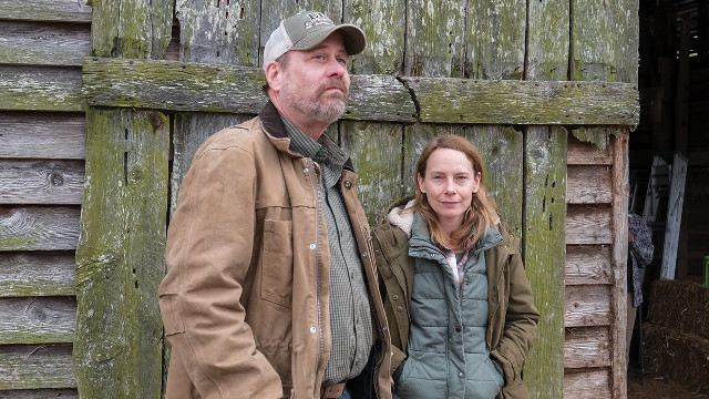 Man woman barn door green free wallpaper for desktop - medium preview image