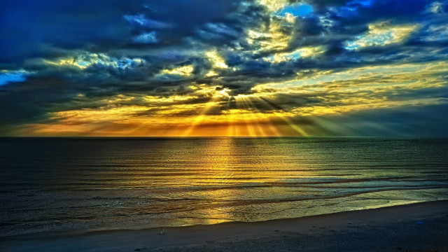 Sunset ocean clouds sun rays free wallpaper for desktop - medium preview image