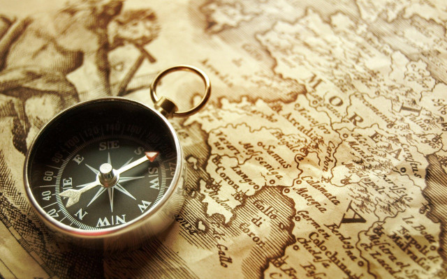 Compass map keychain macro magic free wallpaper for desktop - medium preview image