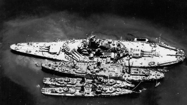 Large ship water surrounding ships free wallpaper for desktop - medium preview image