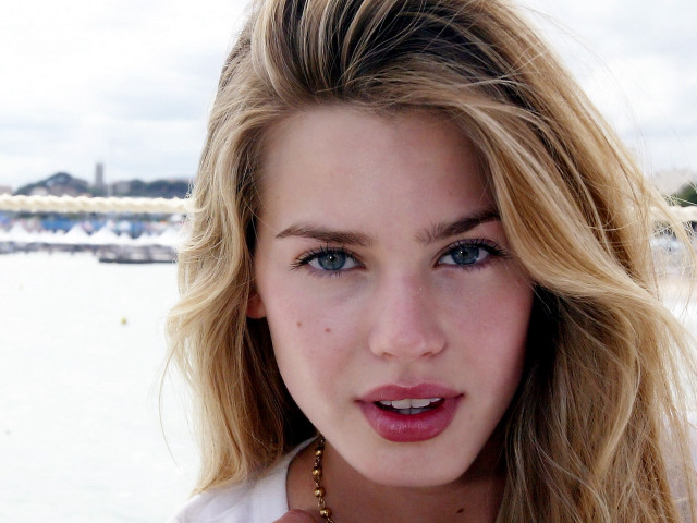 Woman necklace posing water bridge free wallpaper for desktop - medium preview image