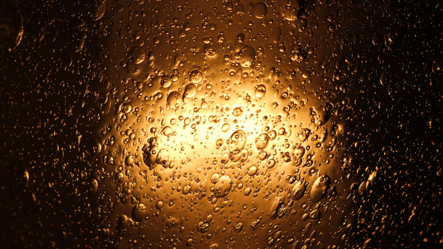 Street light rain drops dark free wallpaper for desktop - medium preview image