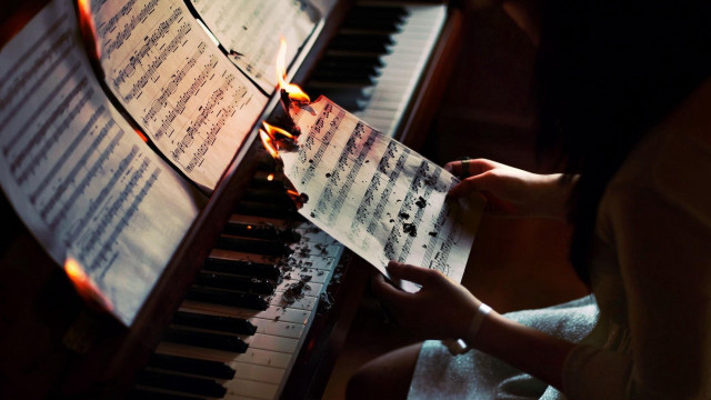 Woman playing piano sheet music free wallpaper for desktop - medium preview image