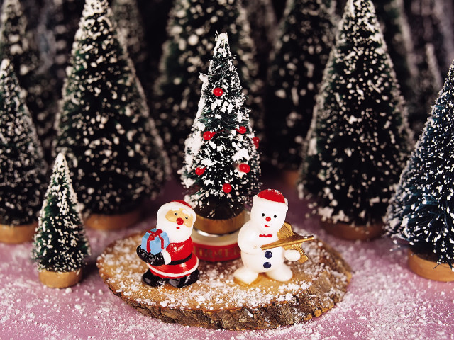 Small christmas tree snowmen santa free wallpaper for desktop - medium preview image