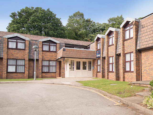 Building parking lot street sign free wallpaper for desktop - medium preview image