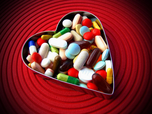 Heart tin pills red surface free wallpaper for desktop - medium preview image