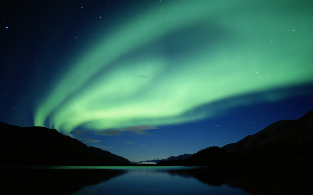 Green aurora borealis lake night free wallpaper for desktop - medium preview image