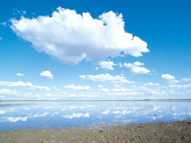 Cloud water rocks gravel sky free wallpaper for desktop - medium preview image