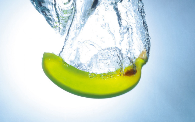 Banana dropping water splash green free wallpaper for desktop - medium preview image