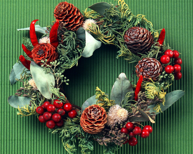 Wreath pine cones holiday decorations free wallpaper for desktop - medium preview image