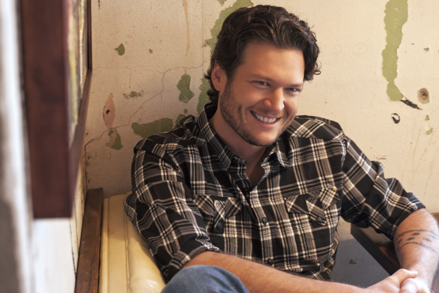 Man bench smiling camera plaid free wallpaper for desktop - medium preview image