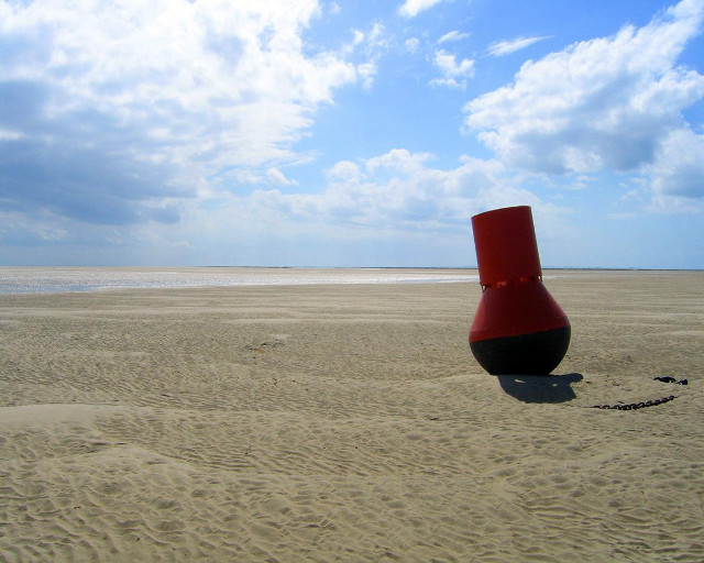 Red vase beach ocean cloudy free wallpaper for desktop - medium preview image