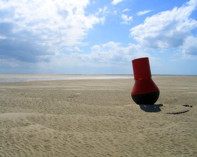 Red vase sandy beach ocean free wallpaper for desktop - medium preview image