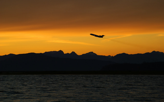 Plane flying water sunset mountains #4 free wallpaper for desktop - medium preview image