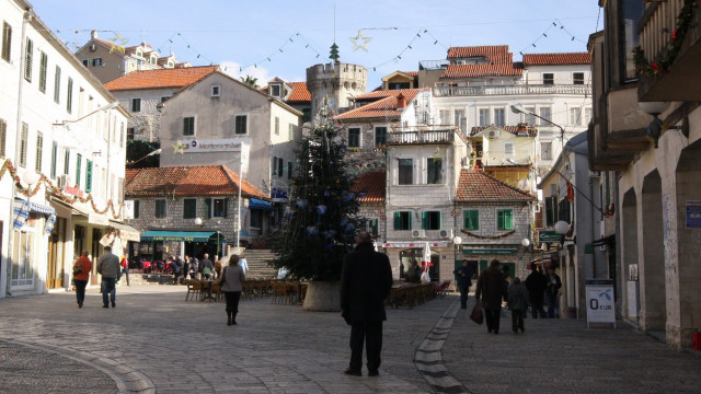 Man christmas tree town square free wallpaper for desktop - medium preview image