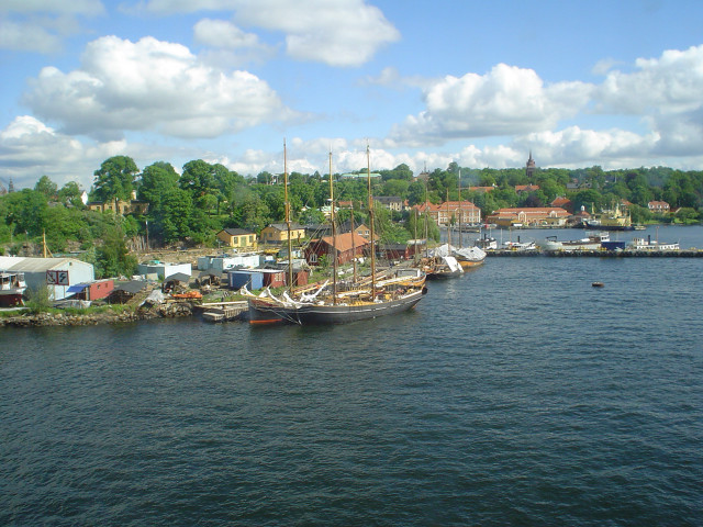 Boat docked harbor other boats free wallpaper for desktop - medium preview image