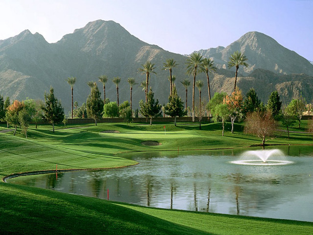 Golf course pond fountain mountains free wallpaper for desktop - medium preview image