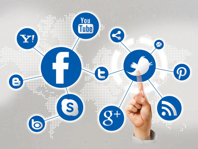 Hand pressing button social network free wallpaper for desktop - medium preview image