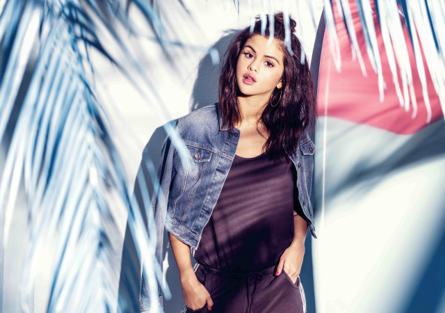 Woman posing flag palm tree free wallpaper for desktop - medium preview image