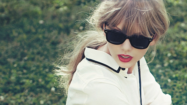 Woman sunglasses tennis racket posing free wallpaper for desktop - medium preview image