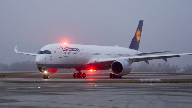 Jetliner airport runway night red free wallpaper for desktop - medium preview image