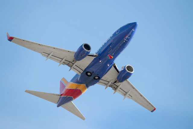 Jetliner flying blue sky landing #2 free wallpaper for desktop - medium preview image