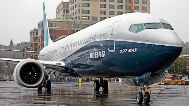 Jetliner runway tallbuilding skyline city free wallpaper for desktop - medium preview image