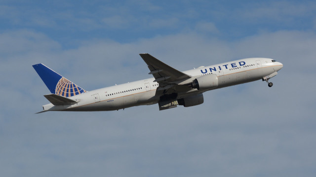 United airlines plane blue white free wallpaper for desktop - medium preview image