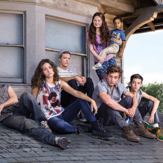 Group people sitting porch building - the ground next free wallpaper for tablet