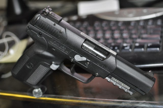 Gun desk keyboard mouse blurry - xf iq4 free wallpaper