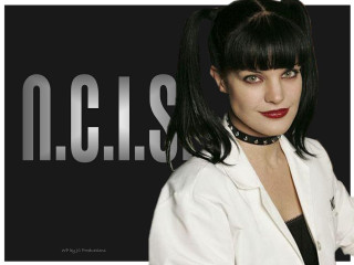 Woman blackhair whiteshirt blackcollar shockart - a black collar free wallpaper
