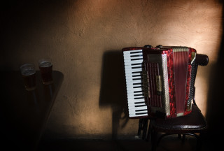 Red accordion chair beer glasses - diffuse lighting free wallpaper