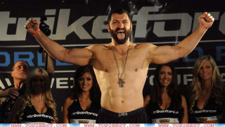 Bearded man microphone crowd women - dimitre manassiev mehandjiysky free wallpaper