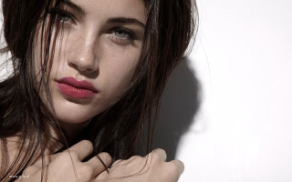 Woman long hair red lipstick 3 - a red lipstick free wallpaper for desktop