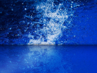 Blue background water splashing white - a reflection of the water free wallpaper