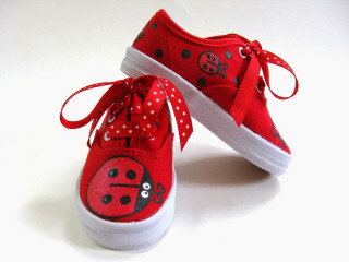 Red shoes ladybug designs pair - a pair free wallpaper