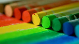 Crayons row table top colorful - pastell free wallpaper