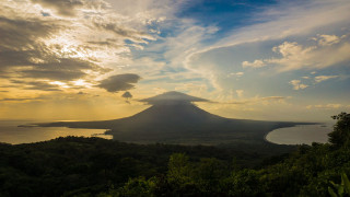Volcano lake mountain water distant - a lake below free wallpaper for desktop