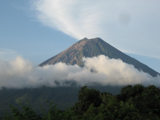 Mountain cloud trees foreground nature - a cloud free wallpaper