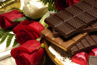 Chocolates roses table vase flowers - romantic free wallpaper