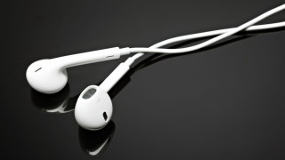 Ear buds table black background - product photo free wallpaper for desktop