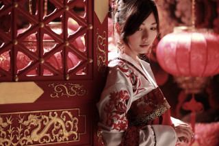 Woman kimono red door lanterns - lantern free wallpaper