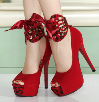 Woman red high heels bow - free hearts wallpaper for tablet