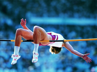 Woman high jump pole crowd - a pole free wallpaper for desktop