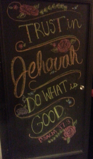 Chalkboard trust hebrew good temporary - temporary art free wallpaper
